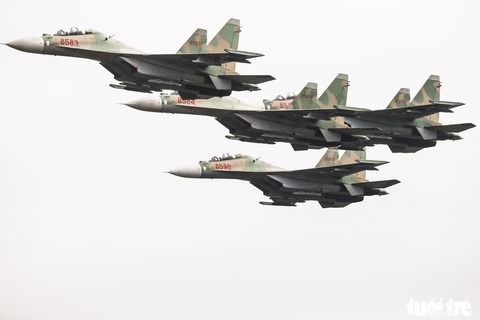 Mãn nhãn hổ mang chúa Su-30MK2 hợp luyện trên bầu trời Hà Nội - Ảnh 8. Mãn nhãn hổ mang chúa Su-30MK2 hợp luyện trên bầu trời Hà Nội - Ảnh 8.