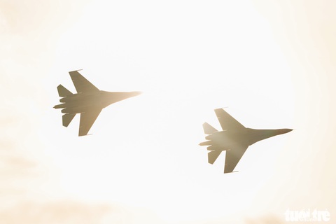 Mãn nhãn hổ mang chúa Su-30MK2 hợp luyện trên bầu trời Hà Nội - Ảnh 9. Mãn nhãn hổ mang chúa Su-30MK2 hợp luyện trên bầu trời Hà Nội - Ảnh 9.