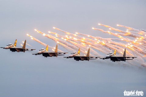 Mãn nhãn hổ mang chúa Su-30MK2 hợp luyện trên bầu trời Hà Nội - Ảnh 4. Mãn nhãn hổ mang chúa Su-30MK2 hợp luyện trên bầu trời Hà Nội - Ảnh 4.