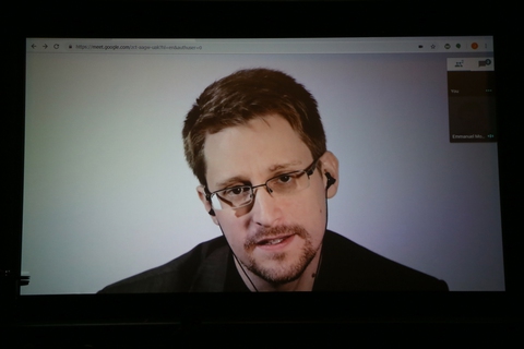 Người thổi còi Edward Snowden biết ơn khi trở thành công dân Nga - Ảnh 1. Người thổi còi Edward Snowden biết ơn khi trở thành công dân Nga - Ảnh 1.