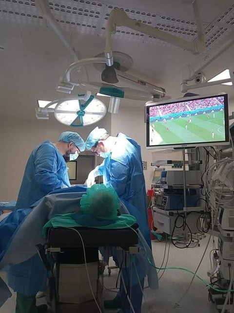 Bệnh nhân đòi xem World Cup dù đang được phẫu thuật - Ảnh 1. Bệnh nhân đòi xem World Cup dù đang được phẫu thuật - Ảnh 1.