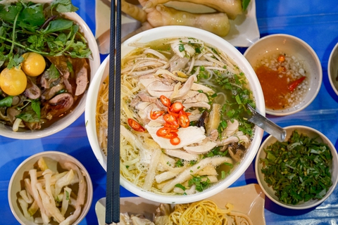 Mùa đông đến quán bún thang bán 400 bát mỗi ngày tại vỉa hè phố cổ Hà Nội - Ảnh 4. Mùa đông đến quán bún thang bán 400 bát mỗi ngày tại vỉa hè phố cổ Hà Nội - Ảnh 4.