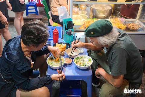 Mùa đông đến quán bún thang bán 400 bát mỗi ngày tại vỉa hè phố cổ Hà Nội - Ảnh 9. Mùa đông đến quán bún thang bán 400 bát mỗi ngày tại vỉa hè phố cổ Hà Nội - Ảnh 9.