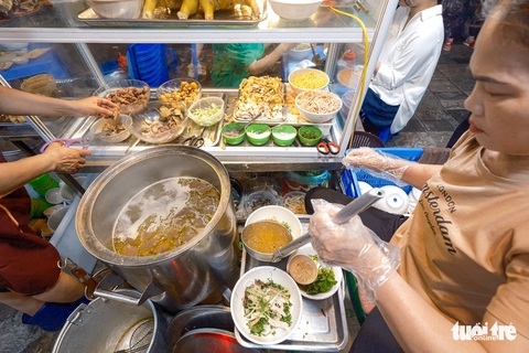 Mùa đông đến quán bún thang bán 400 bát mỗi ngày tại vỉa hè phố cổ Hà Nội - Ảnh 7. Mùa đông đến quán bún thang bán 400 bát mỗi ngày tại vỉa hè phố cổ Hà Nội - Ảnh 7.