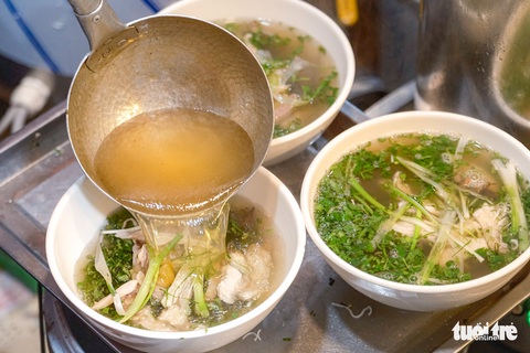 Mùa đông đến quán bún thang bán 400 bát mỗi ngày tại vỉa hè phố cổ Hà Nội - Ảnh 6. Mùa đông đến quán bún thang bán 400 bát mỗi ngày tại vỉa hè phố cổ Hà Nội - Ảnh 6.