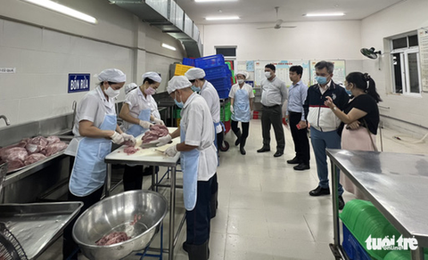 Có nên để phụ huynh đến trường giám sát bếp ăn bán trú? - Ảnh 1. Có nên để phụ huynh đến trường giám sát bếp ăn bán trú? - Ảnh 1.