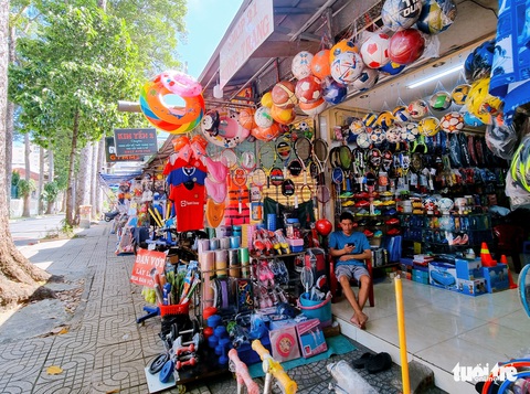 Khách thắt chặt hầu bao, thị trường đồ thể thao ăn theo World Cup ế ẩm - Ảnh 1. Khách thắt chặt hầu bao, thị trường đồ thể thao ăn theo World Cup ế ẩm - Ảnh 1.