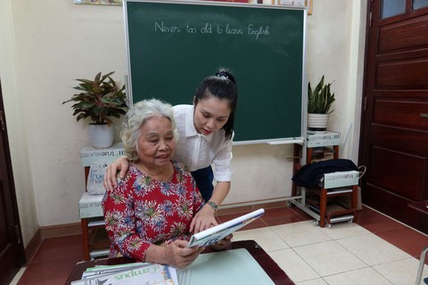 Bất ngờ các cụ U80 vẫn khẳng định không bao giờ quá già để học tiếng Anh - Ảnh 1. Bất ngờ các cụ U80 vẫn khẳng định không bao giờ quá già để học tiếng Anh - Ảnh 1.