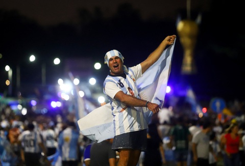 Biển người ở Buenos Aires chờ đón huyền thoại Messi và tuyển Argentina - Ảnh 2. Biển người ở Buenos Aires chờ đón huyền thoại Messi và tuyển Argentina - Ảnh 2.