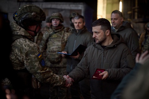 Ông Zelensky lại ra tiền tuyến, trao thưởng cho binh sĩ ở miền đông Ukraine - Ảnh 1. Ông Zelensky lại ra tiền tuyến, trao thưởng cho binh sĩ ở miền đông Ukraine - Ảnh 1.
