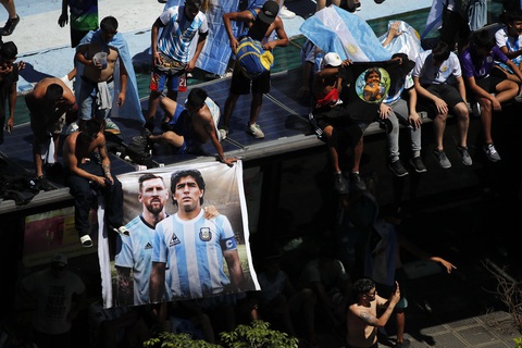 Biển người ở Buenos Aires chờ đón huyền thoại Messi và tuyển Argentina - Ảnh 3. Biển người ở Buenos Aires chờ đón huyền thoại Messi và tuyển Argentina - Ảnh 3.