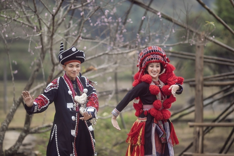 Phan Hiển: ‘Người ta yêu lâu thì xa, tụi mình yêu càng lâu càng dính - Ảnh 2. Phan Hiển: ‘Người ta yêu lâu thì xa, tụi mình yêu càng lâu càng dính - Ảnh 2.