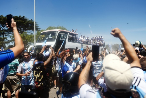 Biển người ở Buenos Aires chờ đón huyền thoại Messi và tuyển Argentina - Ảnh 6. Biển người ở Buenos Aires chờ đón huyền thoại Messi và tuyển Argentina - Ảnh 6.