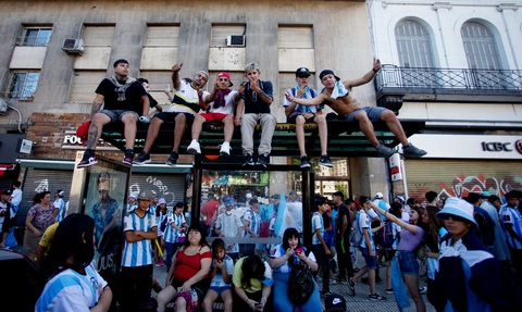 Biển người ở Buenos Aires chờ đón huyền thoại Messi và tuyển Argentina - Ảnh 4. Biển người ở Buenos Aires chờ đón huyền thoại Messi và tuyển Argentina - Ảnh 4.