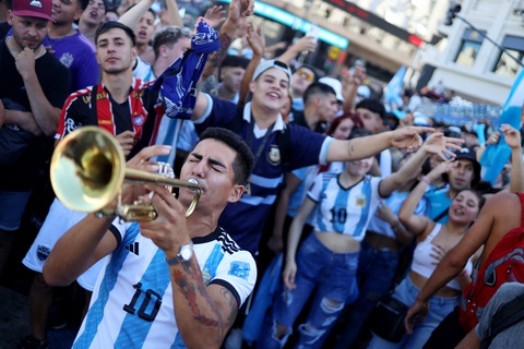 Biển người ở Buenos Aires chờ đón huyền thoại Messi và tuyển Argentina - Ảnh 5. Biển người ở Buenos Aires chờ đón huyền thoại Messi và tuyển Argentina - Ảnh 5.