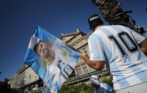Biển người ở Buenos Aires chờ đón huyền thoại Messi và tuyển Argentina - Ảnh 7. Biển người ở Buenos Aires chờ đón huyền thoại Messi và tuyển Argentina - Ảnh 7.