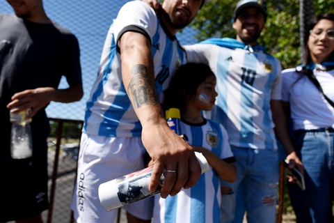 Biển người ở Buenos Aires chờ đón huyền thoại Messi và tuyển Argentina - Ảnh 8. Biển người ở Buenos Aires chờ đón huyền thoại Messi và tuyển Argentina - Ảnh 8.