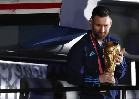 Biển người ở Buenos Aires chờ đón huyền thoại Messi và tuyển Argentina - Ảnh 18. Biển người ở Buenos Aires chờ đón huyền thoại Messi và tuyển Argentina - Ảnh 18.
