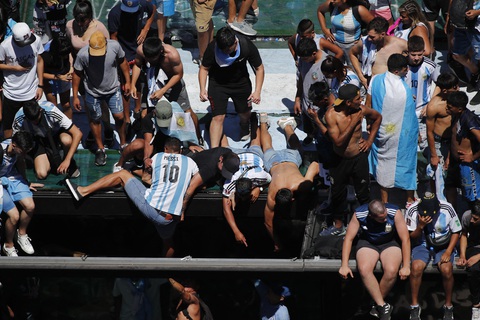 Biển người ở Buenos Aires chờ đón huyền thoại Messi và tuyển Argentina - Ảnh 10. Biển người ở Buenos Aires chờ đón huyền thoại Messi và tuyển Argentina - Ảnh 10.