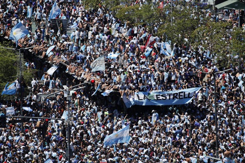 Biển người ở Buenos Aires chờ đón huyền thoại Messi và tuyển Argentina - Ảnh 15. Biển người ở Buenos Aires chờ đón huyền thoại Messi và tuyển Argentina - Ảnh 15.