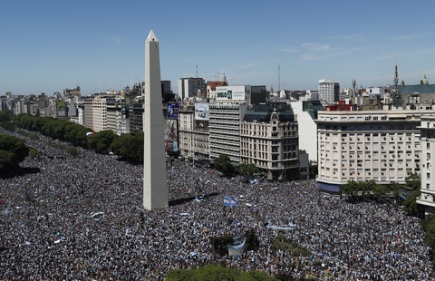 Biển người ở Buenos Aires chờ đón huyền thoại Messi và tuyển Argentina - Ảnh 1. Biển người ở Buenos Aires chờ đón huyền thoại Messi và tuyển Argentina - Ảnh 1.