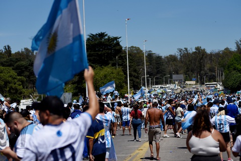 Biển người ở Buenos Aires chờ đón huyền thoại Messi và tuyển Argentina - Ảnh 16. Biển người ở Buenos Aires chờ đón huyền thoại Messi và tuyển Argentina - Ảnh 16.