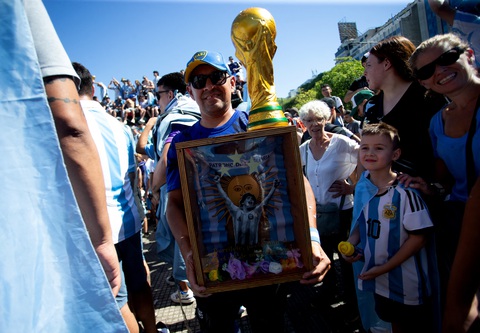 Biển người ở Buenos Aires chờ đón huyền thoại Messi và tuyển Argentina - Ảnh 9. Biển người ở Buenos Aires chờ đón huyền thoại Messi và tuyển Argentina - Ảnh 9.