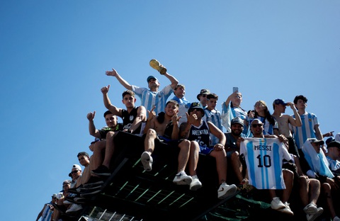 Biển người ở Buenos Aires chờ đón huyền thoại Messi và tuyển Argentina - Ảnh 11. Biển người ở Buenos Aires chờ đón huyền thoại Messi và tuyển Argentina - Ảnh 11.