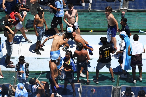 Biển người ở Buenos Aires chờ đón huyền thoại Messi và tuyển Argentina - Ảnh 12. Biển người ở Buenos Aires chờ đón huyền thoại Messi và tuyển Argentina - Ảnh 12.