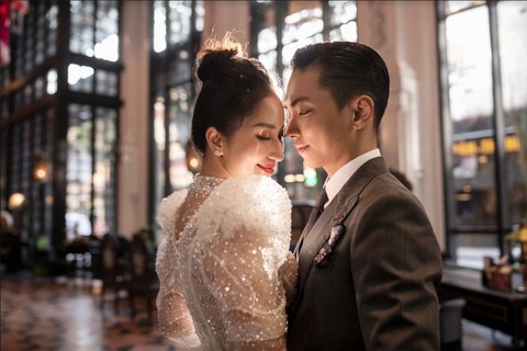 Phan Hiển: ‘Người ta yêu lâu thì xa, tụi mình yêu càng lâu càng dính - Ảnh 4. Phan Hiển: ‘Người ta yêu lâu thì xa, tụi mình yêu càng lâu càng dính - Ảnh 4.