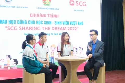 Sinh viên nhận học bổng Chắp cánh ước mơ: Nghịch cảnh là động lực vươn lên - Ảnh 1. Sinh viên nhận học bổng Chắp cánh ước mơ: Nghịch cảnh là động lực vươn lên - Ảnh 1.