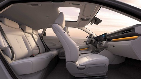 Hyundai Kona đời mới lần đầu lộ diện ngoài đời thực: Lột xác rõ nét so với bản từng bán ở Việt Nam - Ảnh 2. Hyundai Kona đời mới lần đầu lộ diện ngoài đời thực: Lột xác rõ nét so với bản từng bán ở Việt Nam - Ảnh 2.