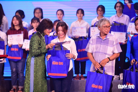 20 mùa gieo hạt - Báo Tuổi Trẻ và Thành Đoàn trao học bổng Tiếp sức đến trường ở TP.HCM - Ảnh 19. 20 mùa gieo hạt - Báo Tuổi Trẻ và Thành Đoàn trao học bổng Tiếp sức đến trường ở TP.HCM - Ảnh 19.