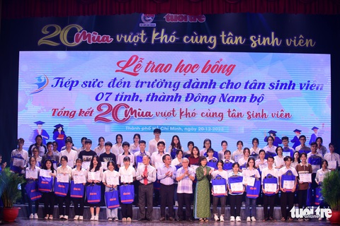20 mùa gieo hạt - Báo Tuổi Trẻ và Thành Đoàn trao học bổng Tiếp sức đến trường ở TP.HCM - Ảnh 16. 20 mùa gieo hạt - Báo Tuổi Trẻ và Thành Đoàn trao học bổng Tiếp sức đến trường ở TP.HCM - Ảnh 16.