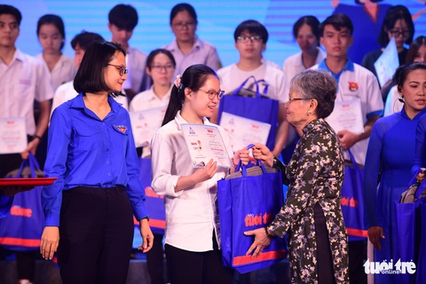 20 mùa gieo hạt - Báo Tuổi Trẻ và Thành Đoàn trao học bổng Tiếp sức đến trường ở TP.HCM - Ảnh 6. 20 mùa gieo hạt - Báo Tuổi Trẻ và Thành Đoàn trao học bổng Tiếp sức đến trường ở TP.HCM - Ảnh 6.