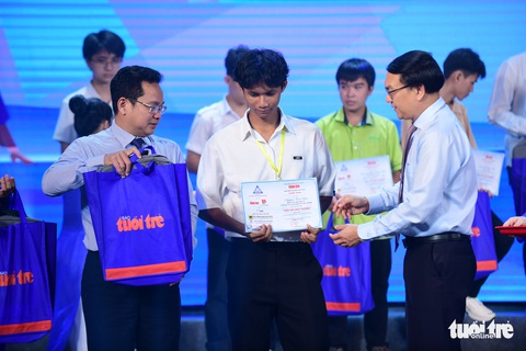 20 mùa gieo hạt - Báo Tuổi Trẻ và Thành Đoàn trao học bổng Tiếp sức đến trường ở TP.HCM - Ảnh 5. 20 mùa gieo hạt - Báo Tuổi Trẻ và Thành Đoàn trao học bổng Tiếp sức đến trường ở TP.HCM - Ảnh 5.