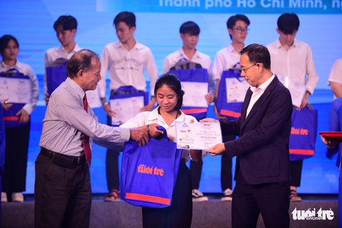 20 mùa gieo hạt - Báo Tuổi Trẻ và Thành Đoàn trao học bổng Tiếp sức đến trường ở TP.HCM - Ảnh 20. 20 mùa gieo hạt - Báo Tuổi Trẻ và Thành Đoàn trao học bổng Tiếp sức đến trường ở TP.HCM - Ảnh 20.
