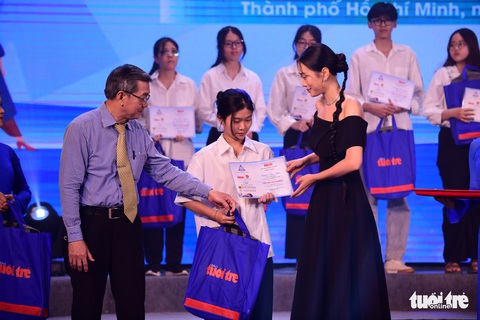 20 mùa gieo hạt - Báo Tuổi Trẻ và Thành Đoàn trao học bổng Tiếp sức đến trường ở TP.HCM - Ảnh 14. 20 mùa gieo hạt - Báo Tuổi Trẻ và Thành Đoàn trao học bổng Tiếp sức đến trường ở TP.HCM - Ảnh 14.