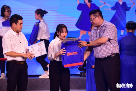 20 mùa gieo hạt - Báo Tuổi Trẻ và Thành Đoàn trao học bổng Tiếp sức đến trường ở TP.HCM - Ảnh 13. 20 mùa gieo hạt - Báo Tuổi Trẻ và Thành Đoàn trao học bổng Tiếp sức đến trường ở TP.HCM - Ảnh 13.