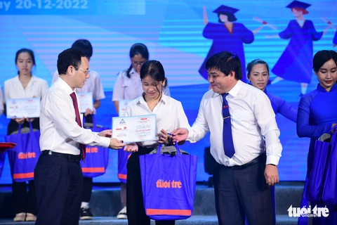 20 mùa gieo hạt - Báo Tuổi Trẻ và Thành Đoàn trao học bổng Tiếp sức đến trường ở TP.HCM - Ảnh 4. 20 mùa gieo hạt - Báo Tuổi Trẻ và Thành Đoàn trao học bổng Tiếp sức đến trường ở TP.HCM - Ảnh 4.