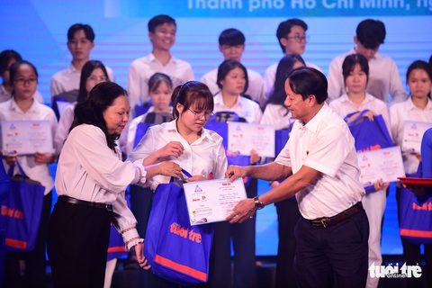20 mùa gieo hạt - Báo Tuổi Trẻ và Thành Đoàn trao học bổng Tiếp sức đến trường ở TP.HCM - Ảnh 22. 20 mùa gieo hạt - Báo Tuổi Trẻ và Thành Đoàn trao học bổng Tiếp sức đến trường ở TP.HCM - Ảnh 22.