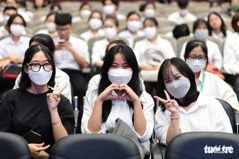 20 mùa gieo hạt - Báo Tuổi Trẻ và Thành Đoàn trao học bổng Tiếp sức đến trường ở TP.HCM - Ảnh 17. 20 mùa gieo hạt - Báo Tuổi Trẻ và Thành Đoàn trao học bổng Tiếp sức đến trường ở TP.HCM - Ảnh 17.