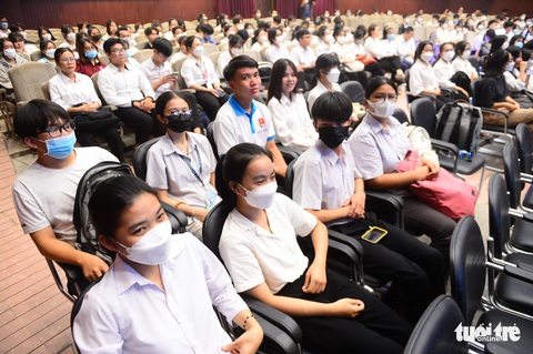 20 mùa gieo hạt - Báo Tuổi Trẻ và Thành Đoàn trao học bổng Tiếp sức đến trường ở TP.HCM - Ảnh 1. 20 mùa gieo hạt - Báo Tuổi Trẻ và Thành Đoàn trao học bổng Tiếp sức đến trường ở TP.HCM - Ảnh 1.