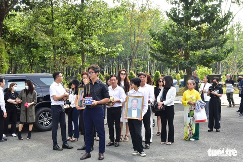 Kim Cương, Như Quỳnh, Ý Lan, Việt Hương tiễn nhạc sĩ Lam Phương về nơi an nghỉ cuối cùng - Ảnh 3. Kim Cương, Như Quỳnh, Ý Lan, Việt Hương tiễn nhạc sĩ Lam Phương về nơi an nghỉ cuối cùng - Ảnh 3.