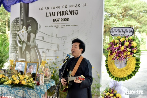 Kim Cương, Như Quỳnh, Ý Lan, Việt Hương tiễn nhạc sĩ Lam Phương về nơi an nghỉ cuối cùng - Ảnh 8. Kim Cương, Như Quỳnh, Ý Lan, Việt Hương tiễn nhạc sĩ Lam Phương về nơi an nghỉ cuối cùng - Ảnh 8.
