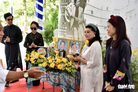 Kim Cương, Như Quỳnh, Ý Lan, Việt Hương tiễn nhạc sĩ Lam Phương về nơi an nghỉ cuối cùng - Ảnh 4. Kim Cương, Như Quỳnh, Ý Lan, Việt Hương tiễn nhạc sĩ Lam Phương về nơi an nghỉ cuối cùng - Ảnh 4.