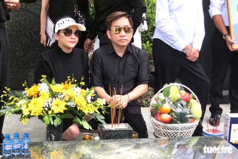 Kim Cương, Như Quỳnh, Ý Lan, Việt Hương tiễn nhạc sĩ Lam Phương về nơi an nghỉ cuối cùng - Ảnh 7. Kim Cương, Như Quỳnh, Ý Lan, Việt Hương tiễn nhạc sĩ Lam Phương về nơi an nghỉ cuối cùng - Ảnh 7.