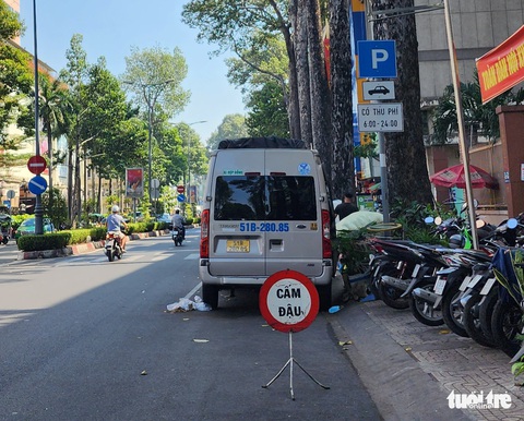 Xe đậu chùa trên tuyến đường thu phí: Do chưa có chế tài cụ thể? - Ảnh 1. Xe đậu chùa trên tuyến đường thu phí: Do chưa có chế tài cụ thể? - Ảnh 1.