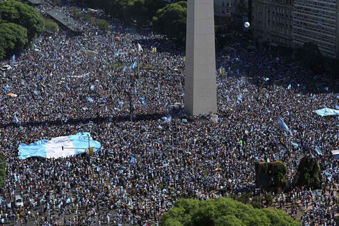 Argentina cho người dân nghỉ cả ngày để ăn mừng cùng Messi và đội tuyển - Ảnh 1. Argentina cho người dân nghỉ cả ngày để ăn mừng cùng Messi và đội tuyển - Ảnh 1.