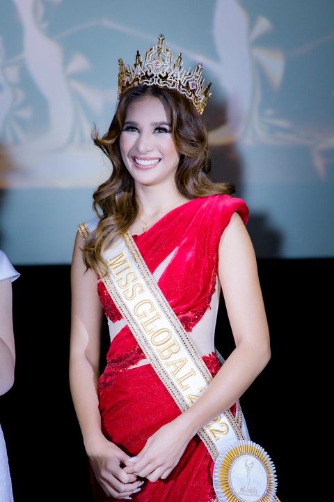 Miss Global 2022 Shane Tormes đọ dáng cùng siêu mẫu Vũ Thu Phương, thần thái một chín một mười - Ảnh 5. Miss Global 2022 Shane Tormes đọ dáng cùng siêu mẫu Vũ Thu Phương, thần thái một chín một mười - Ảnh 5.